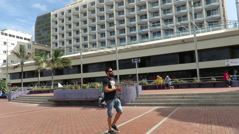 Descubre el encanto del Hotel Cristina en Las Palmas: lujo y comodidad en un paraíso vacacional