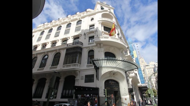 Descubre el elegante y exclusivo Casino Militar en Gran Vía 13, Madrid