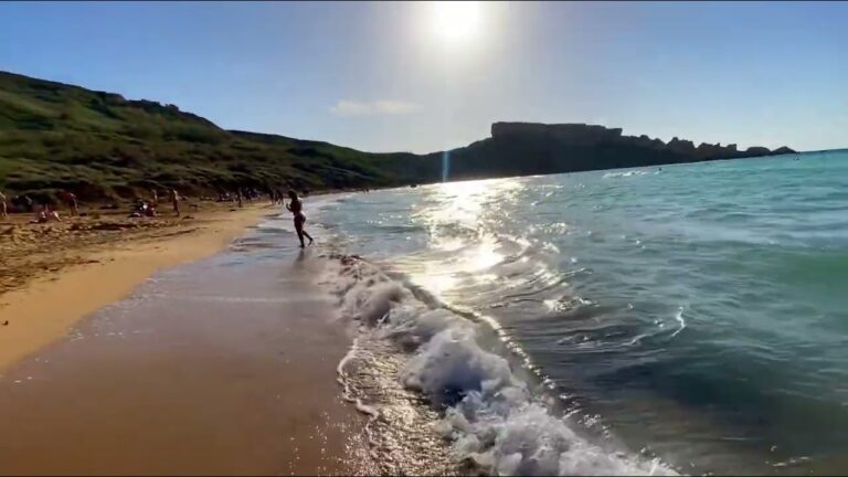 La Bahía de Ghajn Tuffieha: Un Paraíso en Malta