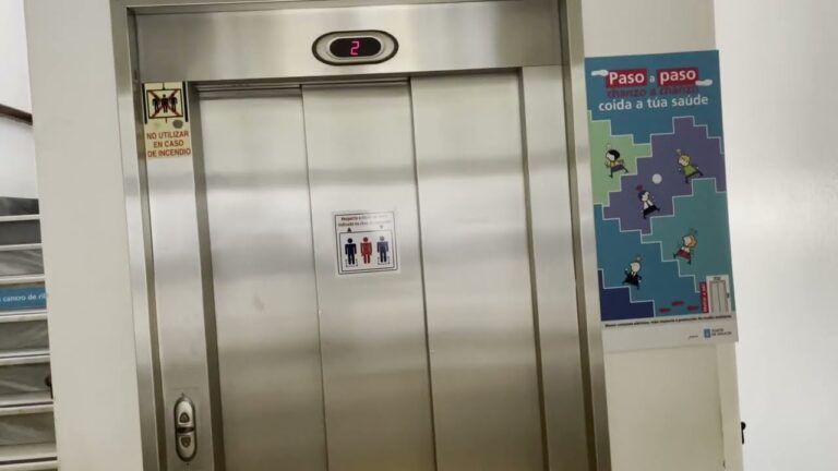 Guía de Aparcamiento en Centro Comercial A Laxe