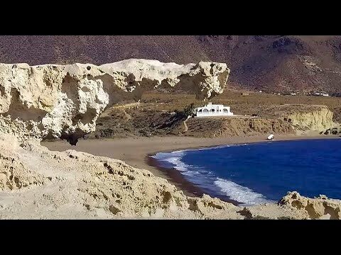 Acceso a la Playa de los Escullos: Gu&iacute;a Pr&aacute;ctica