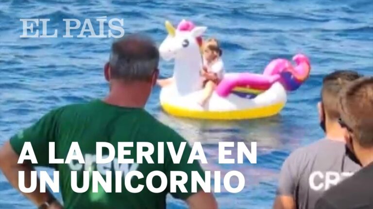 Niña con manguitos salvavidas es rescatada de un barco